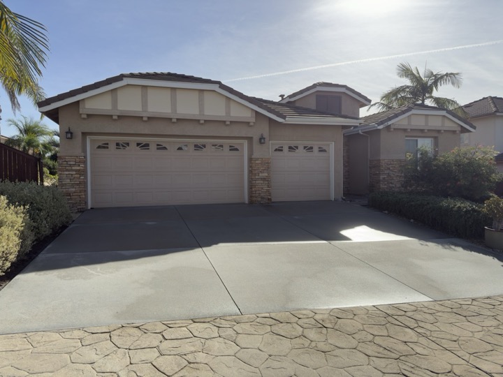 San Diego home with clean driveway